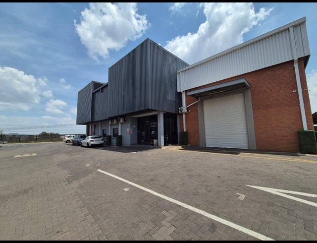 530M² WAREHOUSE TO LET IN LONGLAKE